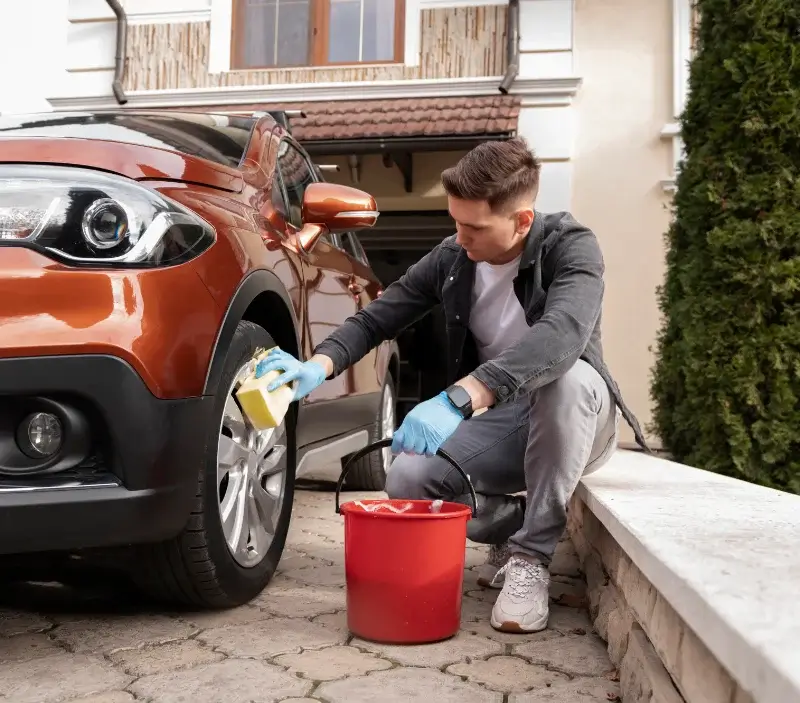 Lavage auto à domicile Vignols : professionnel intervenant sur un véhicule